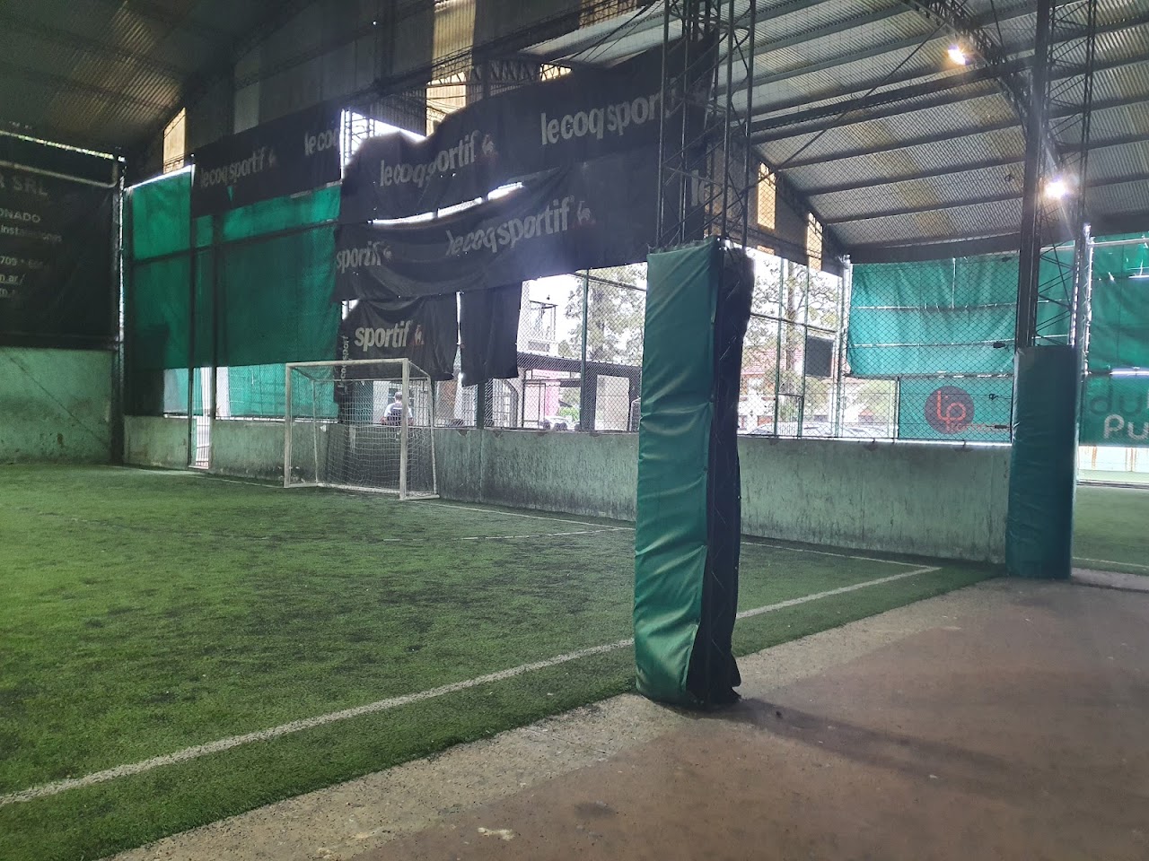 Cancha de fútbol 5 techada, con pasto sintético, en La Casona, Ramos Mejía